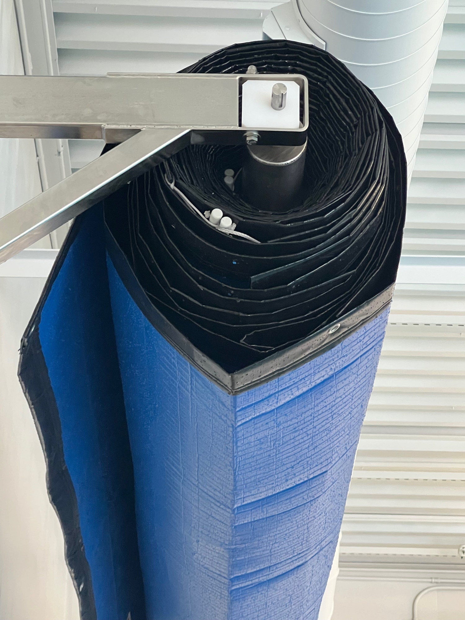 Blackfoot III - Wall Mount Semi-Automatic Thermal Pool Cover Storage Reel System 2
